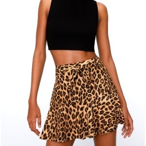 NWOT! Zara - Leopard Trendy Belted Ruffle Skort Size: L Women